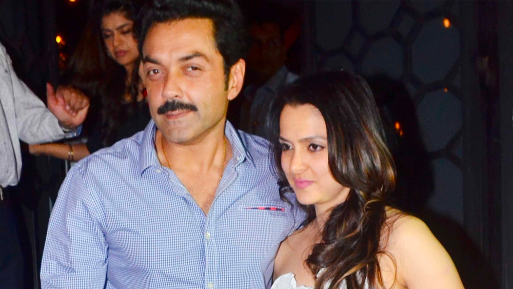 ববিতার আচরণে কিছু মনে করেননি ববি দেওল। তিনি তাঁর বয়সকে শ্রদ্ধা জানিয়ে চুপ করে শুনতে থাকেন বাধ্য ছাত্রের মতোই। তবে ববিতার এই পরিচালক হয়ে যাওয়া ভাল লাগেনি ববির স্ত্রী তন্যার।