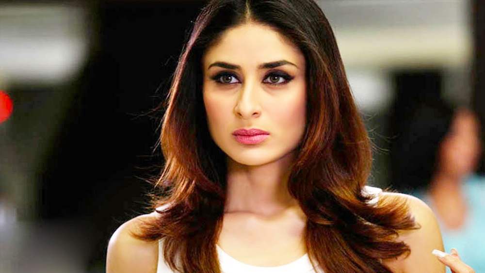 শ্যুটিং স্পটে সকলের সামনে মেজাজ হারিয়ে ববিতাকে তীব্র ভাষায় আক্রমণ করেন তন্যা। এর পর মেজাজ শান্ত রাখতে পারেননি করিনাও। তিনিও পাল্টা কটূক্তি করেন তান্যার প্রতি।