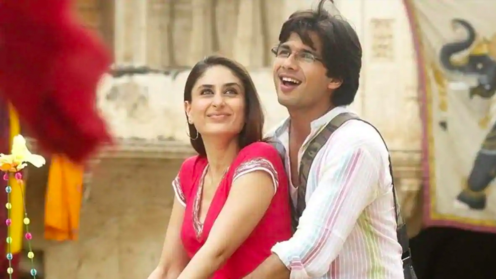 শেষ অবধি করিনার শর্তে রাজি হন ছবির পরিচালক ও প্রযোজক। ববি দেওলকে সরিয়ে ছবিতে চলে আসেন শাহিদ।