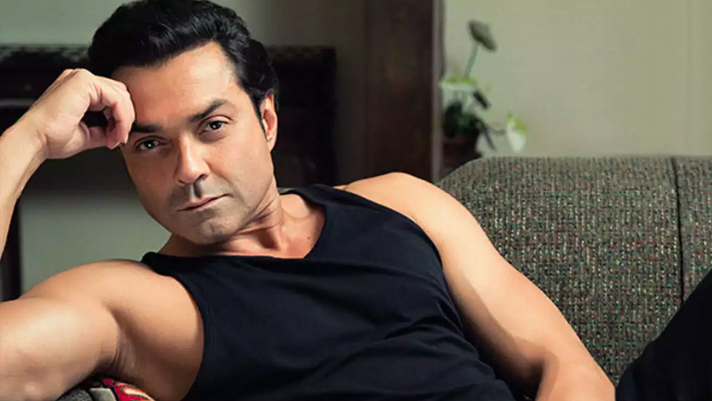 অন্য দিকে তাঁদের তুলনায় ক্রমেই কেরিয়ারের পথে পিছিয়ে পড়েন ববি দেওল।