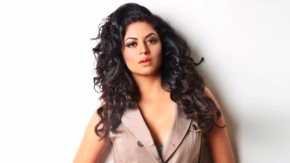 এক দিন বাড়িতে বাবা মা না থাকায় একাই ছিলেন কবিতা। নির্দিষ্ট সময়ে পড়াতে এসেছিলেন ওই শিক্ষক। অভিযোগ, ফাঁকা বাড়িতে তিনি কবিতার সঙ্গে অশ্লীল কথা বলেছিলেন। এখানেই শেষ নয়। চেষ্টা করেছিলেন তাঁকে অশালীন ভাবে স্পর্শ করারও।