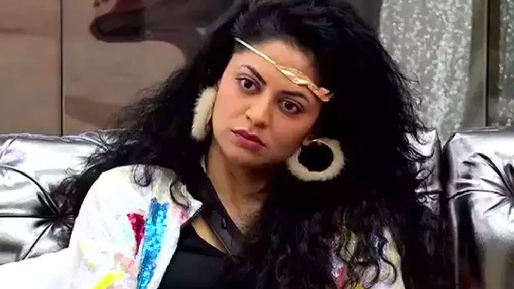 বিপদ আঁচ করে কবিতা চিৎকার করে কাঁদতে থাকেন। শিক্ষককে বলেন, তিনি সব কথা তাঁর মাকে বলে দেবেন। কিন্তু কবিতার দাবি, তাঁর কথায় নিজেকে সংযত করা তো দূর অস্ত্। উল্টে অভিযুক্ত শিক্ষক নাকি নিশ্চিত ছিলেন কবিতার কথা বিশ্বাস করবেন না তাঁর মা।