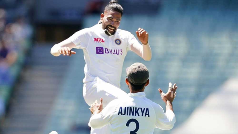 মহম্মদ সিরাজ: অভিষেক ম্যাচেই নিয়েছেন ৫ উইকেট। তাঁর বোলিং মুগ্ধ করেছে অধিনায়ককেও। তৃতীয় ম্যাচে তাঁর জায়গা পাকা বলাই যায়।