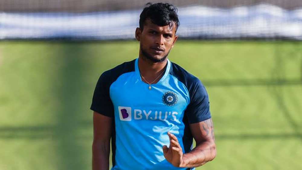 টি নটরাজন: উমেশ চোটের জন্য বাদ পড়লে অভিষেক হতে পারে নটরাজনের। সাদা বলে তাঁর পারফর্ম্যান্স নজর কেড়েছিল। টেস্টেও তিনি সেই ধারাবাহিকতা দেখাতে পারেন কি না সেই দিকেই থাকবে নজর।