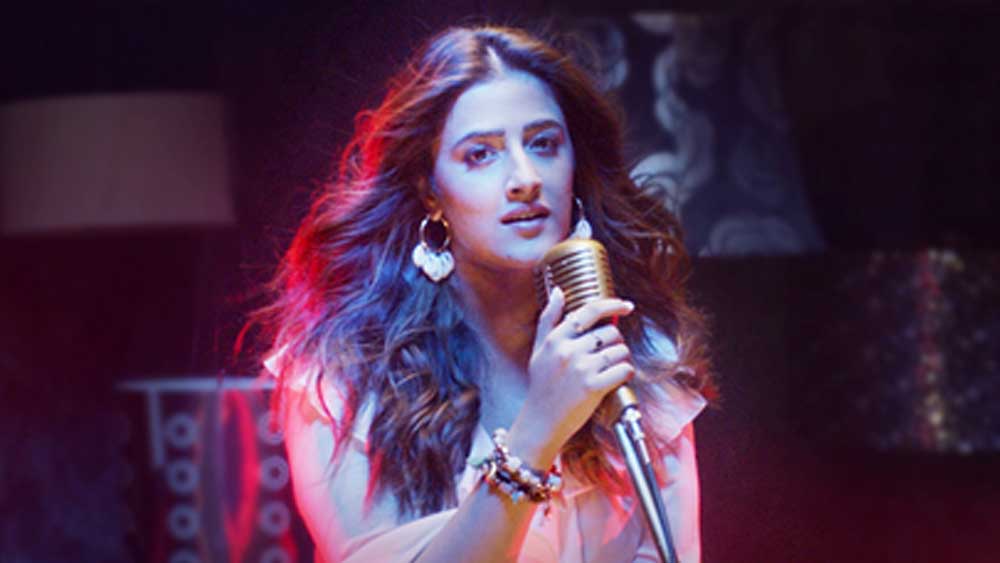 ভিডিয়োতে তাঁদের সঙ্গে দেখা গিয়েছে কৃতী শ্যাননের বোন নূপুরকেও।