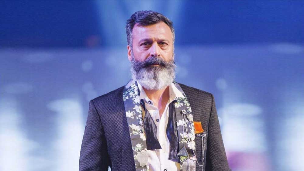 কখনও খাঁটি ভারতীয়, আবার কখনও পশ্চিমী সাজ। যে কোনও ঘরানার বসনেই চমৎকার মানাচ্ছে তাঁকে।