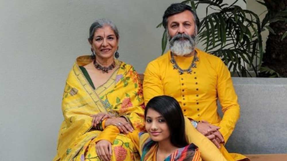 পোশাকের সঙ্গে মানানসই অলঙ্কারের সাজেও তাঁকে বিসদৃশ লাগে না।