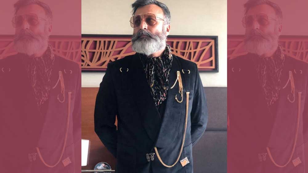 সহজাতভাবেই অলঙ্কার-সাজ ‘ক্যারি’ করতে পারেন ৪৭ বছর বয়সি এই প্রাক্তন সেনা আধিকারিক।