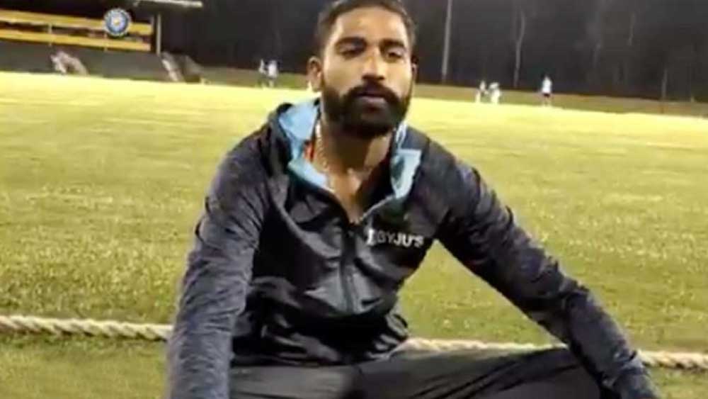 টেনিস বলের ক্রিকেটে একাধিক ম্যাচ জেতানোর পরে স্থানীয় কোচিং ক্যাম্পের সেই প্রশিক্ষণে সিরাজকে ভর্তি করে দেন তাঁর বাবা-ই। অর্থাভাবে সেই কোচিং সেন্টারের খরচ চালানোও সম্ভব হত না। কিন্তু ছোটবেলার কোচ কে সাইবাবা খুদে পেসারের প্রতিভা দেখে বিনামূল্যে প্রশিক্ষণ দিতে রাজি হয়ে যান।