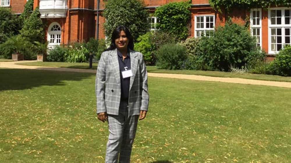 অধ্যাপনা করার সময় দিল্লিতে প্রথমে ভাড়াবাড়িতে থাকতেন কৌশল। তিনি একদিন নির্ধারিত সময়ের আগে কলেজ থেকে বাড়িতে ফিরে দেখেন তাঁর মা বাড়িওয়ালির উঠোন ঝাঁট দিচ্ছেন! কৌশল জানতে পারেন তাঁকে বাড়ির মালকিন এই কাজ করতে বলেছেন। প্রতিবাদ করতে গিয়ে কৌশল শোনেন, তাঁর মাকে এই টুকু কাজ করতেই হবে! নইলে ঘর ছাড়তে হবে।