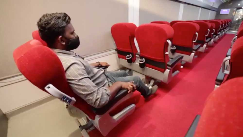 অত্যাধুনিক প্রযুক্তিতে তৈরি এই কামরাগুলিতে যাত্রীস্বাচ্ছন্দ্যকেই গুরুত্ব দেওয়া হয়েছে।