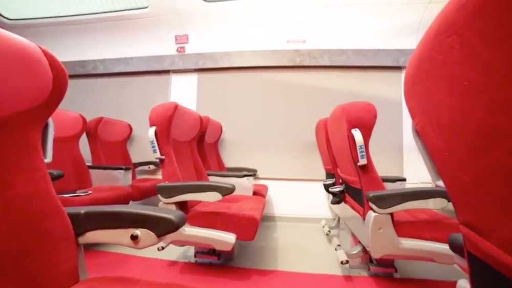 কামরার জানলা এবং ছাদের কাচের স্বচ্ছতা নিয়ন্ত্রণ করা যাবে সুইচের মাধ্যমে। সেই সুইচ থাকবে যাত্রীর কাছেই। তিনি ইচ্ছে করলে ওই কাচ স্বচ্ছ করে নেবেন। যাতে স্পষ্ট হয়ে ওঠে বাইরের দৃশ্য।