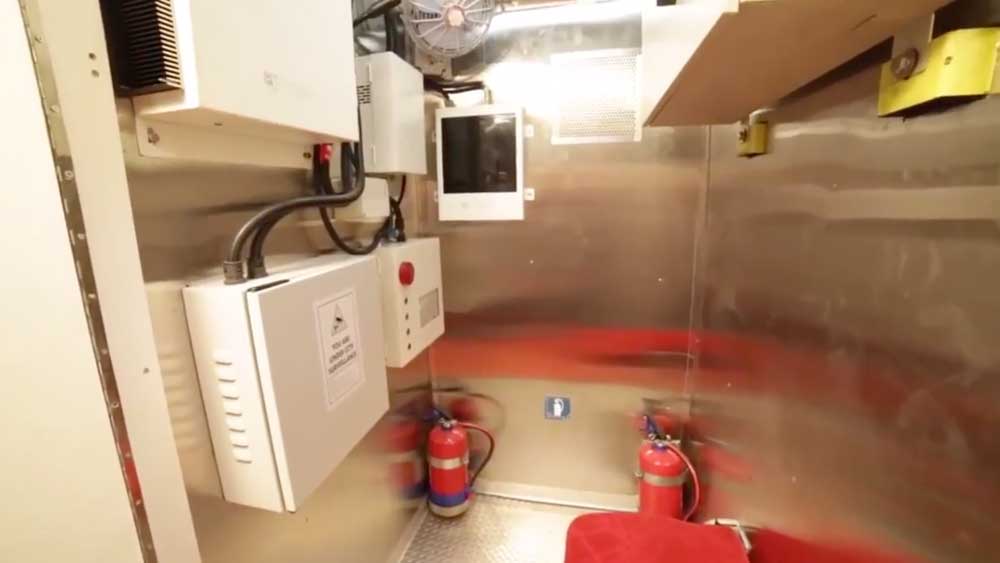 সেরামিক টাইল দিয়ে তৈরি হবে সম্পূর্ণ শীতাতপ নিয়ন্ত্রিত এই কামরাগুলির ফ্লোর। যাত্রীদের আসন হবে রিসাইক্লেবল। অর্থাৎ ১৮০ ডিগ্রি অবধি ঘোরানো যাবে আসনগুলিকে। যাতে যাত্রাপথের কোনও মনোরম দৃশ্যই তাঁর দৃষ্টি থেকে বাদ না পড়ে যায়।