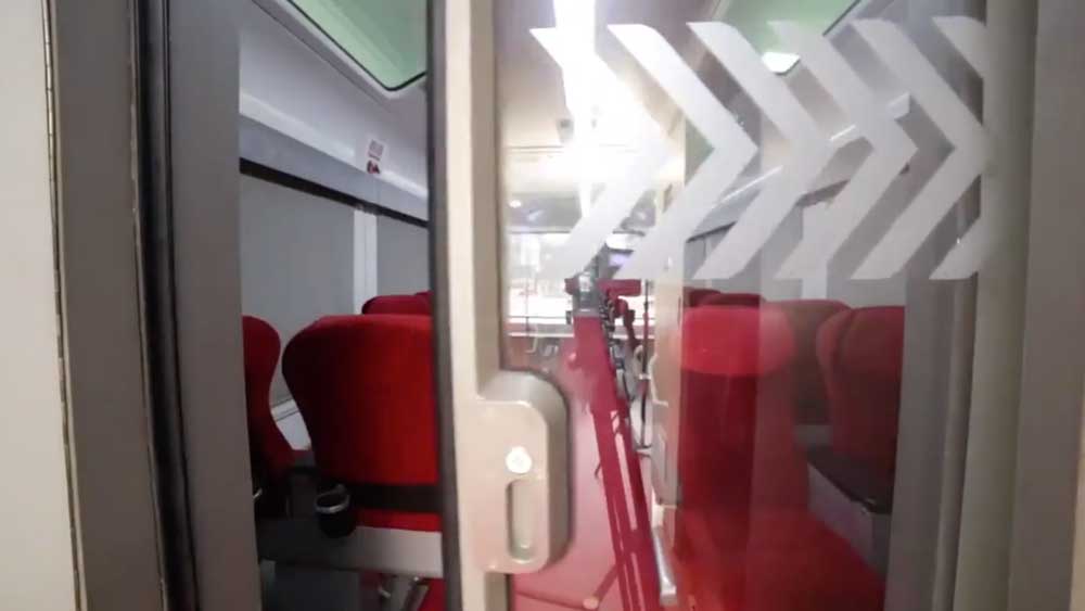 দুর্গম পাহাড়ি উপত্যকার মধ্যে দিয়ে ছুটে গেলেও বাইরের জগৎ থেকে যাতে যাত্রীরা বিচ্ছিন্ন না হয়ে পড়েন, তার জন্য ভিস্টাডোম কামরায় থাকবে জিপিএস নির্ভর পাবলিক অ্যাড্রেস এবং ইনফরমেশন সিস্টেম। ৪৪ আসনের এই কামরায় থাকবে ওয়াইফাই পরিষেবাও।