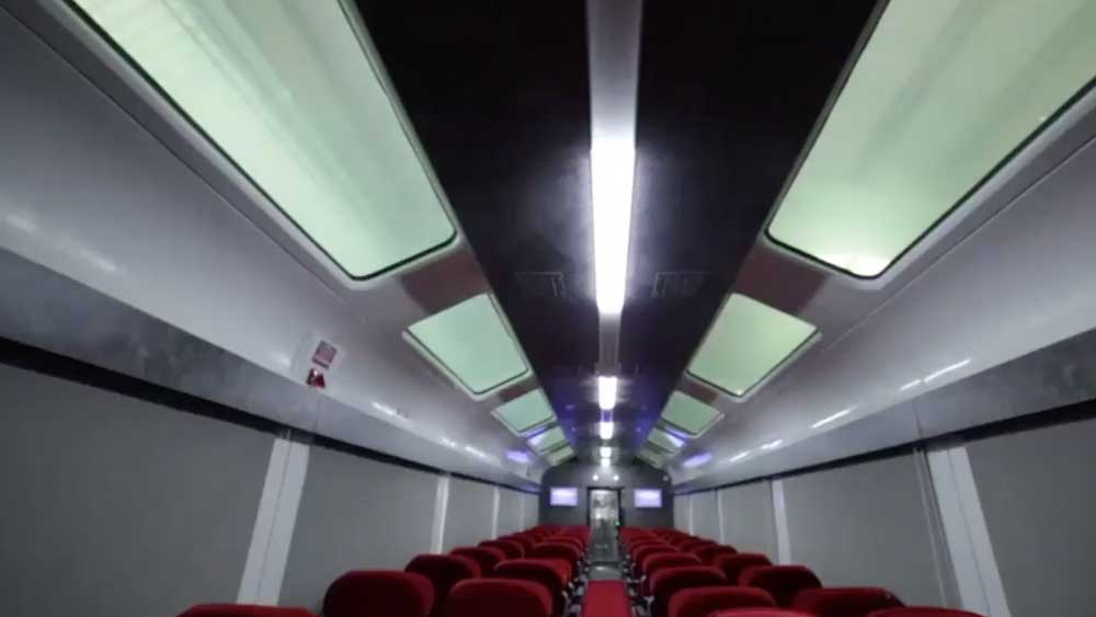 মনোরম প্রাকৃতিক দৃশ্যও দেখতে ইচ্ছে না করলে যাত্রীরা বিনোদনের জন্য চোখ রাখতে পারেন ডিজিটাল পর্দায়। এ ছাড়াও তাঁদের মনোরঞ্জনের লক্ষ্যে গান শোনার জন্য থাকছে স্পিকার। প্রত্যেক আসনের সঙ্গে থাকবে মোবাইল ফোন চার্জ দেওয়ার বন্দোবস্ত।