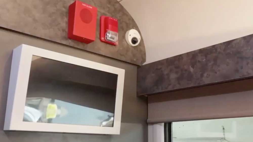 সিসিটিভি-র নজরদারিতে থাকা কামরার দুই প্রান্তেই থাকবে স্লাইডিং ডোর। যাতে কোনও যাত্রী হুইলচেয়ারে থাকলেও তাঁর কামরায় উঠতে কোনও সমস্যা না হয়।