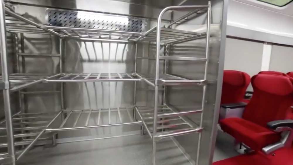 যাত্রীদের জন্য থাকছে ছোট্ট প্যান্ট্রিও। হট কেস, মাইক্রোওয়েভ আভেন, কফিমেকার, বটলকুলার ছাড়াও সেখানে থাকবে রেফ্রিজারেটর এবং ওয়াশবেসিন।