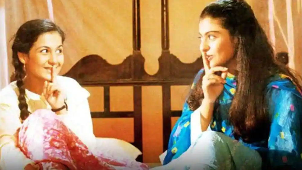 ছবিতে সে-ই সিমরনকে জানিয়েছিল তাঁর জন্য করবা চৌথে উপবাস করে আছে প্রেমিক রাজ-ও। ছবিতে রাশভারী বাবা বলদেব সিংহের চরিত্রে অমরীশ পুরীর শাসন পেরিয়ে রাজ-সিমরনের মিলনে ছুটকিরও ভূমিকা ছিল।