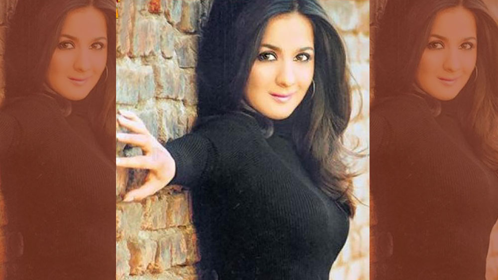 মুম্বইয়ে উৎপল সাঙ্ঘভি স্কুলের পরে পূজা মনস্তত্ত্ব নিয়ে পড়াশোনা করেন মুম্বইয়ের মিঠিবাঈ কলেজে।