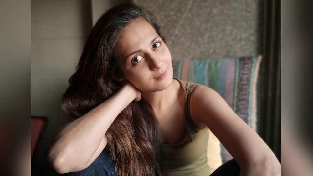 কাজের অবসরে ভালবাসেন বই পড়তে এবং নাচতে। বেড়াতে যাওয়াও তাঁর খুব প্রিয় শখ।