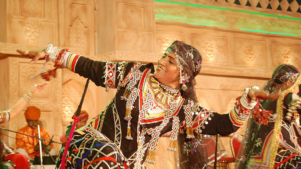 নতুন জন্ম পাওয়া সে দিনের নবজাতকের পরিচয় আজ গুলাবো সপেরা। রাজস্থানি সাপুড়েদের নাচকে তিনি নিয়ে গিয়েছেন বিশ্বদরবারে। রাজস্থানি তথা ভারতীয় লোকনৃত্যের অন্যতম মুখ আজ এই শিল্পী।