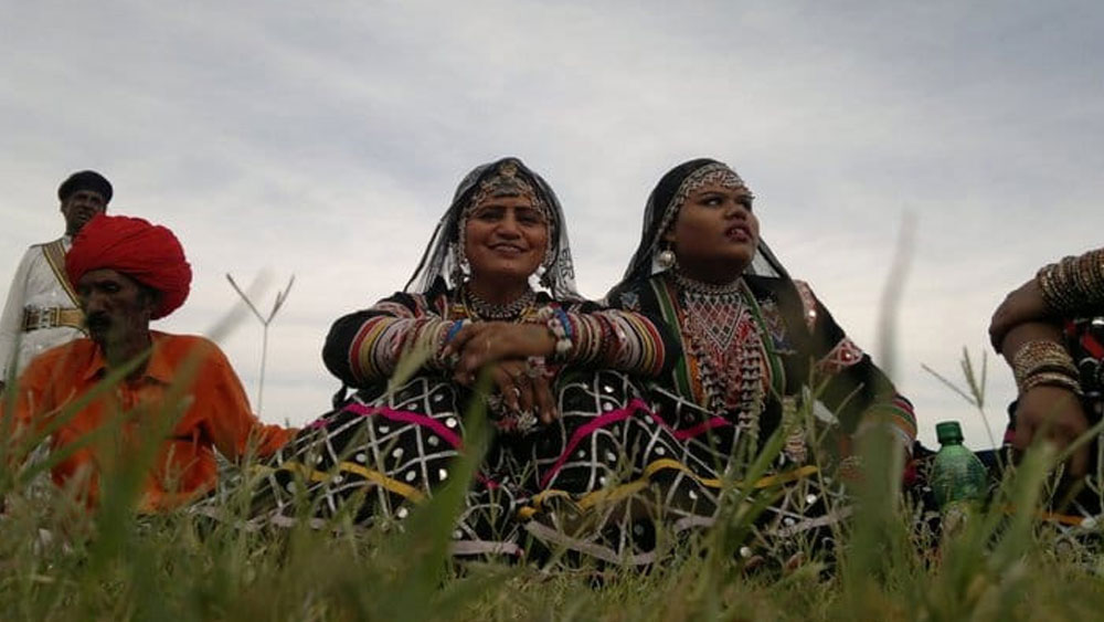 রাজস্থানের এক যাযাবর গোষ্ঠী হল কালবালিয়া। কয়েকশো বছর ধরে তাঁরা পেশাগতভাবে সাপুড়ে। ‘কাল’ অর্থাৎ বিষ মিশে গিয়েছে তাঁদের পরিচয়েও। সেই জনগোষ্ঠীতে ১৯৭৩ সালে জন্ম গুলাবোর। তিনি বাবা মায়ের চতুর্থ কন্যাসন্তান।