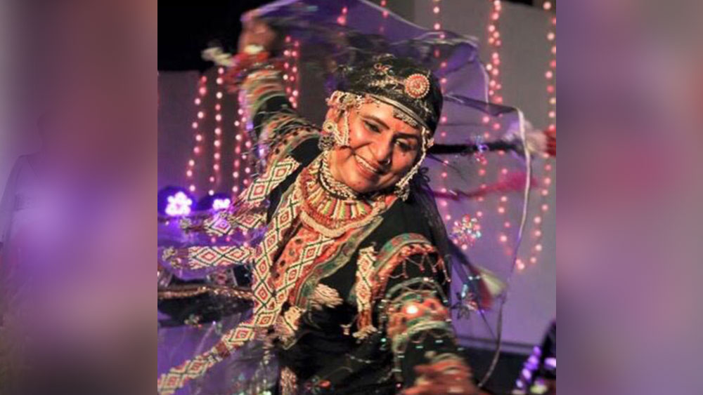 এই যাযাবর গোষ্ঠীতে সে সময় প্রচলিত নিয়ম ছিল, বেশি কন্যাসন্তানকে স্থান দেওয়া হবে না। সমাজের পঞ্চায়েতের নিয়মে কোনও দম্পতি বেশি কন্যাসন্তানের জন্ম দিলেই নবজাতকদের মেরে ফেলতে হত।