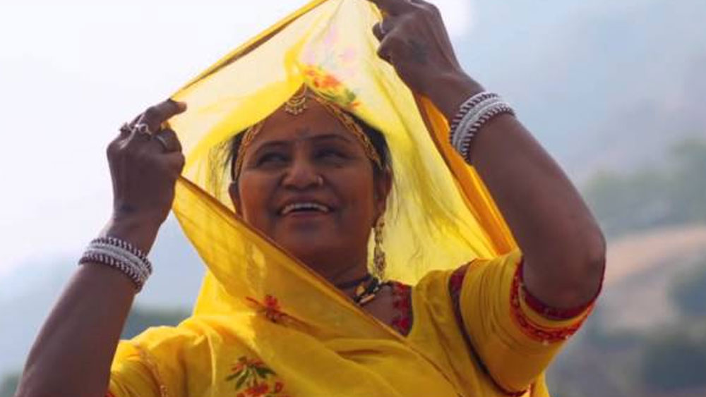 অজমেঢ়ের কোটড়া গ্রামে গুলাবোর যখন জন্ম হয়, সে সময় তাঁর বাবা গিয়েছেন দূর গ্রামে, সাপের খেলা দেখাতে। যখন ফিরেছেন, তখন তাঁর সদ্যোজাত কন্যাসন্তানের জায়গা হয়েছে মাটির নীচে। শোনা যাচ্ছে তার কান্নার শব্দ।