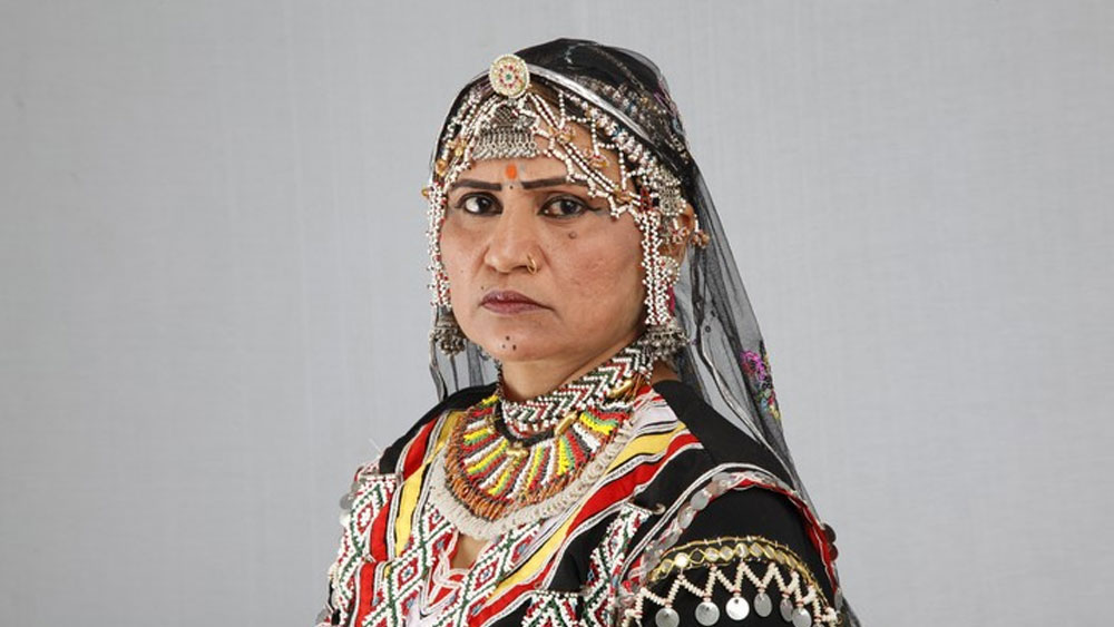 তাতে কিছু এসে যায়নি নির্ভীক সাপুড়ের। তিনি সদ্যোজাত কন্যাকে ঘরে এনেছিলেন। নাম দিয়েছিলেন ধনবতী। ১ বছর বয়সে এক বার গুরুতর অসুস্থ হয়ে পড়েছিল সেই শিশু। চিকিৎসকরা আশা ছেড়েই দিয়েছিলেন। কিন্তু তাঁদের আশঙ্কা ভুল প্রমাণ করে সুস্থ হয়ে ওঠে সে।