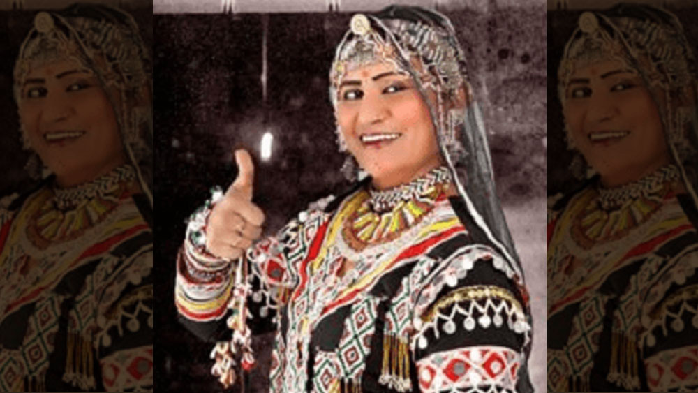 চিকিৎসকের চেম্বারে মেয়ের পাশে একটি গোলাপফুল পড়ে ছিল। কোনওভাবে ধনবতীর বাবার মনে হয়, ওই ফুল শুভ। তাঁর মেয়ে নতুন জীবন পেয়েছে ফুলের জন্যই। তিনি মেয়ের নতুন নাম দেন গুলাবি। পরে সংবাদমাধ্যমে তাঁর পরিচয় প্রকাশিত হয় ‘গুলাবো’ বলে। সেই থেকে তিনি ‘গুলাবো’ নামেই বিখ্যাত।