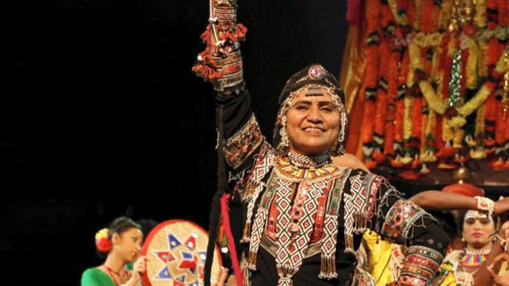 মাত্র ৬ মাস বয়স থেকে গুলাবোকে সঙ্গে নিয়ে সাপের খেলা দেখাতে যেতেন তাঁর বাবা। তাঁর বাঁশির নড়াচড়া অনুযায়ী সাপের মাথা দুলত। সরীসৃপের সেই গতি অনুসরণ করে দুলত ছোট্ট শিশুও।