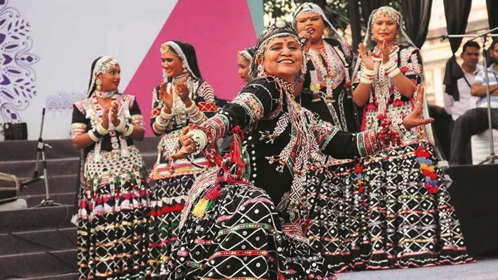 সেই শুরু। সাপের দুলুনি অনুসরণ করে করে গুলাবো হয়ে উঠলেন ‘সপেরা নৃত্যশিল্পী’। পুষ্করের মেলায় তাঁর নাচ চোখে পড়ে তৃপ্তি পাণ্ডে এবং হনুমন্ত সিংহের। তাঁরা দু’জনেই সে সময় রাজস্থান পর্যটন দফতরের সঙ্গে যুক্ত ছিলেন। তাঁদের ছায়ায় আরও অনেকটাই এগিয়ে যান গুলাবো।