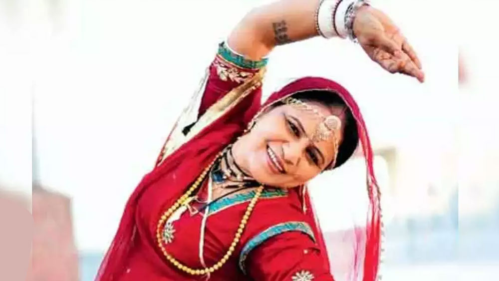 গুলাবোর অদ্ভুত নৃত্যভঙ্গি দেখে তাজ্জব হয়ে যান দর্শকরা। তিনি জানান, কোনওদিন প্রথাগত নাচ শেখেননি। পোষ্য সাপের দলই তাঁর শিক্ষক। তাদের দেখেই শরীরকে দুমড়ে মুচড়ে ভাঙতে শিখেছেন। নাচের পোশাক নিজেই ডিজাইন করেন গুলাবো। উজ্জ্বল কালো ঘাগড়া চোলিতে কাচের টুকরো বসানো। এটাই তাঁর নাচের পোশাক।