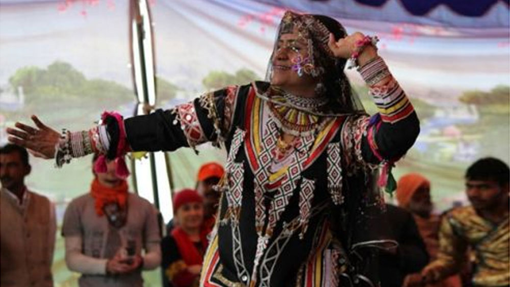 একদিন যে জনগোষ্ঠী তাঁকে মেরে ফেলতে চেয়েছিল, পরে তাঁরাই গর্বিত তাঁর সাফল্যে। সাপুড়ে পেশার অনেকের মেয়েই প্রশিক্ষণ নিয়েছে তাঁর কাছে। গুলাবোর নিজের নাচের স্কুলে বিভিন্ন রকমের রাজস্থানি লোকনাচ শেখানো হয়।