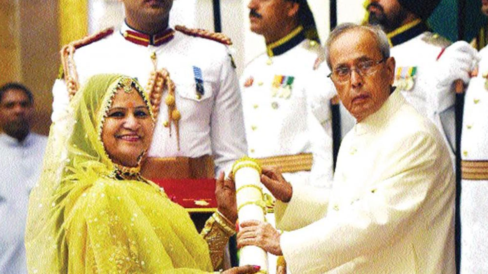 দেশের বাইরে ডেনমার্কের কোপেনহেগেন এবং ফ্রান্সের প্যারিসেও ভারতীয় লোকনৃত্যের প্রতিষ্ঠানের সঙ্গে তিনি যুক্ত। ইতিমধ্যে সফর করেছেন শতাধিক দেশে। ২০১৬ সালে তিনি সম্মানিত হন ‘পদ্মশ্রী’ সম্মানে।