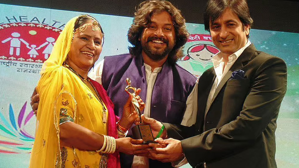 যুগের সঙ্গে তাল মিলিয়ে চলতে ভালবাসেন গুলাবো। লকডাউনে অনলাইন ক্লাসের জন্য শিখেছেন ইন্টারনেট ব্যবহারের খুঁটিনাটি। তবে শুধু নাচই নয়। তাঁর উপার্জিত অর্থের একটা বড় অংশ ব্যবহার করা হয় সাপুড়ে গোষ্ঠীর ছেলেমেয়েদের শিক্ষাবাবদ।