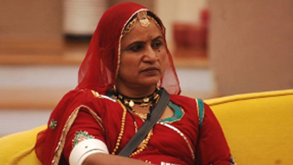 দেশবিদেশের বহু সম্মানে সম্মানিত গুলাবো কৃতজ্ঞ বাবা মায়ের কাছে। যাঁরা সমাজের চাপে মাথা নত করে তাঁকে অনাহুত অবাঞ্ছিত মনে করেননি। তাঁর কৃতজ্ঞতা রয়েছে পোষ্য সরীসৃপদের কাছেও। আপাত চোখে ঘৃণ্য এই সরীসৃপরাই তাঁকে শিখিয়েছে নাচের কৌশল।  (ছবি: সোশ্যাল মিডিয়া)