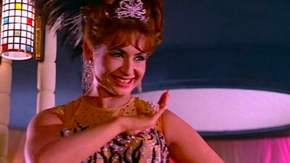 হেলেনের নাচ! গোটা দেশের দর্শকের কাছে বিশেষ আকর্ষণ ছিলেন নৃত্যশিল্পী ও অভিনেত্রী হেলেন অ্যান রিচার্ডসন। আজ পর্যন্ত পদ্মশ্রী প্রাপ্ত কিংবদন্তির নাচের দক্ষতার ধারে কাছে আসেননি কেউ। একটি বিশেষ স্টাইল ছিল তাঁর নাচে। বলিউডের বহু ছবিতে তাঁর আইটেম ডান্স ছিল অন্যতম আকর্ষণ। ‘ও হসিনা জুলফোওয়ালি’ গানটির দৃশ্য আজও দর্শকমন উথাল পাথাল করে দেয় যেন।