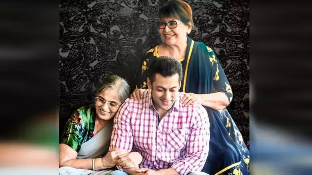 কিন্তু সময়ের সঙ্গে সঙ্গে সব তিক্ততা দূরে সরে যায়। হেলেনের সম্পর্কে তাঁদের মনোভাব বদলাতে শুরু করে। খান-ভাইয়েরা নিজের মায়ের মতোই শ্রদ্ধা করা শুরু করেন সৎ মা হেলেনকে। সবথেকে প্রয়োজনীয় বিষয়, সালমা খান ও হেলেনের মধ্যে সুসম্পর্ক তৈরি হয়। এর ফলে গোটা পরিবারে সুখ ও শান্তি ফিরে আসে।