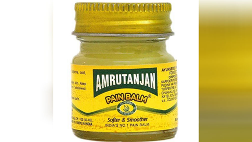 হলুদ রঙের মোটা কাচের মধ্যে লুকিয়ে থাকত ‘ম্যাজিক’। মাথা ব্যথা থেকে শরীরের কোনও অংশে যন্ত্রণা সবই নিমেষে গায়েব হয়ে যেত এর ছোঁয়ায়।