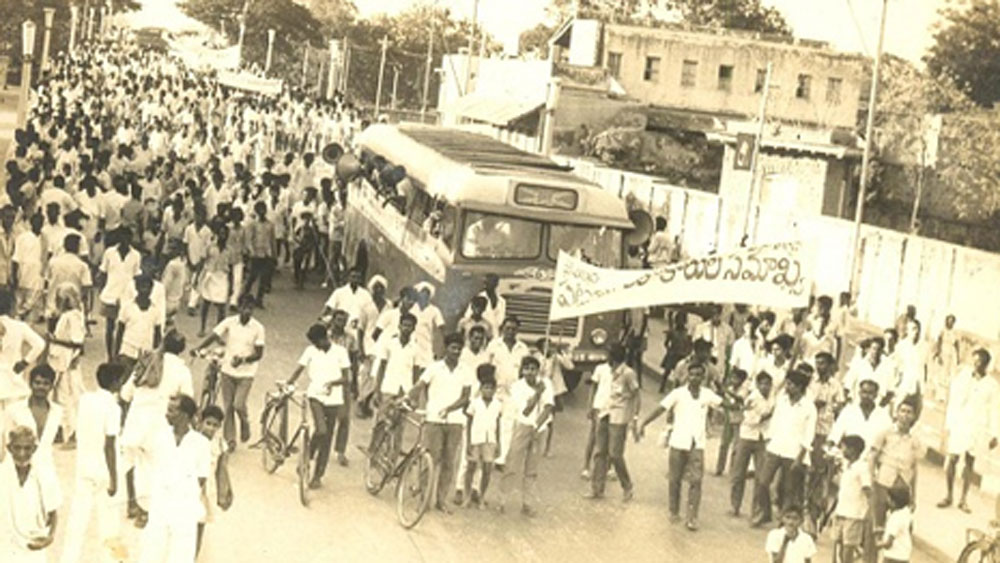 ব্যবসায় তিনি প্রতিপত্তি জমানোর পর তেলুগু মানুষদের পাশে দাঁড়ান তিনি। তেলুগু মানুষদের জন্য পৃথক রাজ্যের প্রয়োজনীয়তা তিনি উপলব্ধি করতেন।