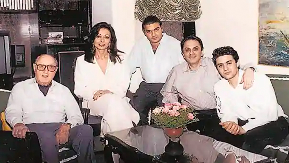 নেভিল-দিনার ছেলে তথা জিন্নার একমাত্র দৌহিত্র নুসলি বিয়ে করেন বিমানসেবিকা মৌরিনকে। তাঁদের বড় ছেলে নেসের জন্ম ১৯৭১ সালের ৩০ মে। মুম্বইয়ের দ্য ক্যাথিড্রাল অ্যান্ড জন কনন স্কুলের পরে তাঁর পড়াশোনা হিমাচল প্রদেশের লরেন্স স্কুলে। এর পর ইংল্যান্ডের মিলফিল্ড স্কুলের পরে আন্তর্জাতিক সম্পর্ক নিয়ে তিনি পড়াশোনা করেন বস্টনের টাফ্টস ইউনিভার্সিটিতে। ইঞ্জিনিয়ারিং ম্যানেজমেন্টে এমএসসি করেন ওয়ারউইক ইউনিভার্সিটি থেকে।