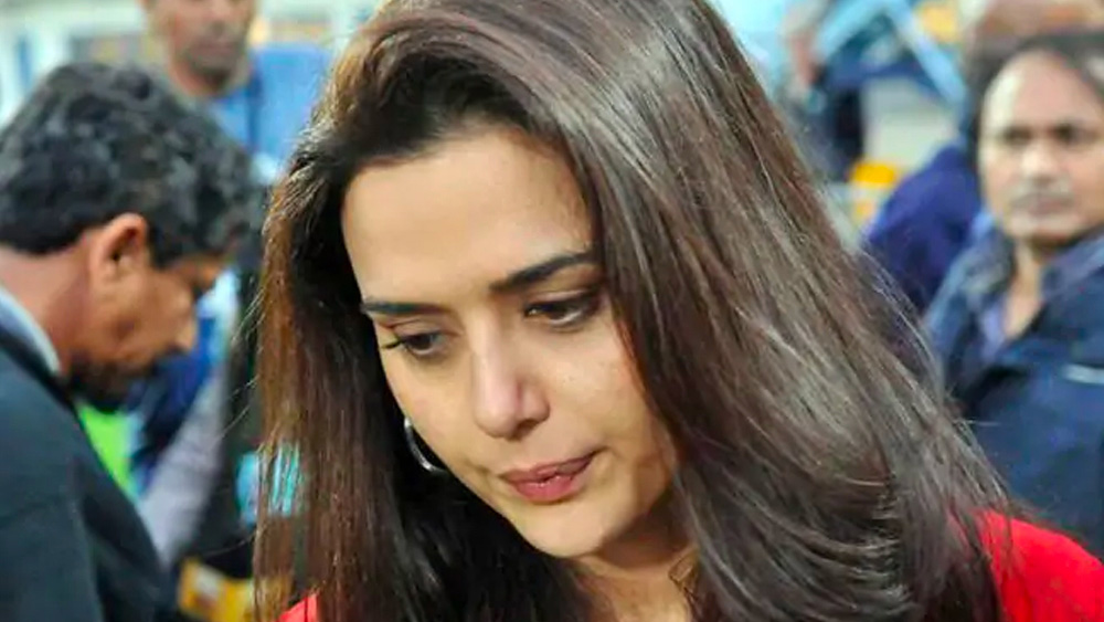 ২০১৩ সালে পুলিশের দ্বারস্থ হন প্রীতি। তাঁর অভিযোগ ছিল, প্রকাশ্যে তাঁকে অপদস্থ করেছেন নেস। সহকর্মী, বন্ধু এবং পরিজনদের সামনে নেসের জন্য তাঁকে লজ্জায় পড়তে হয়েছে। দাবি প্রীতির। ওয়াংখেড়ে স্টেডিয়ামে তাঁকে নাকি নেস বলেছিলেন, এক জন সামান্য অভিনেত্রী হয়ে প্রীতি তাঁর মতো ক্ষমতাবান শিল্পপতির কিছুই করতে পারবেন না। সকলের সামনে এই কথা শুনে অপমানিত প্রীতি নাকি মানসিক দিক থেকে অত্যন্ত ভেঙে পড়েন।