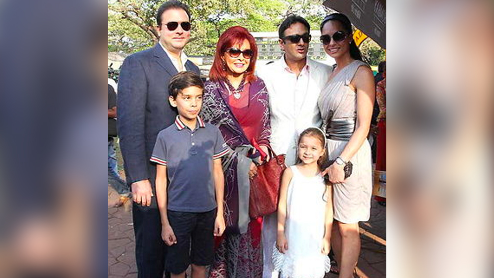 ঘনিষ্ঠ মহলে কান পাতলে শোনা যায়, নায়িকা প্রীতিকে কোনও দিন পুত্রবধূ হিসেবে মেনে নেননি নেসের মা মৌরিন। ছেলের প্রেমিকা হিসেবে কোনও দিন স্বীকৃতি দেননি প্রীতিকে। অন্য দিকে, আর এক ছেলে জাহাঙ্গিরের স্ত্রী সেলিনাকে নিয়ে মৌরিন সবসময়েই প্রশংসায় পঞ্চমুখ। অন্দরমহলের খবর, মা মৌরিনের জন্যই প্রেমিকা প্রীতির থেকে দূরে সরে এসেছিলেন নেস।