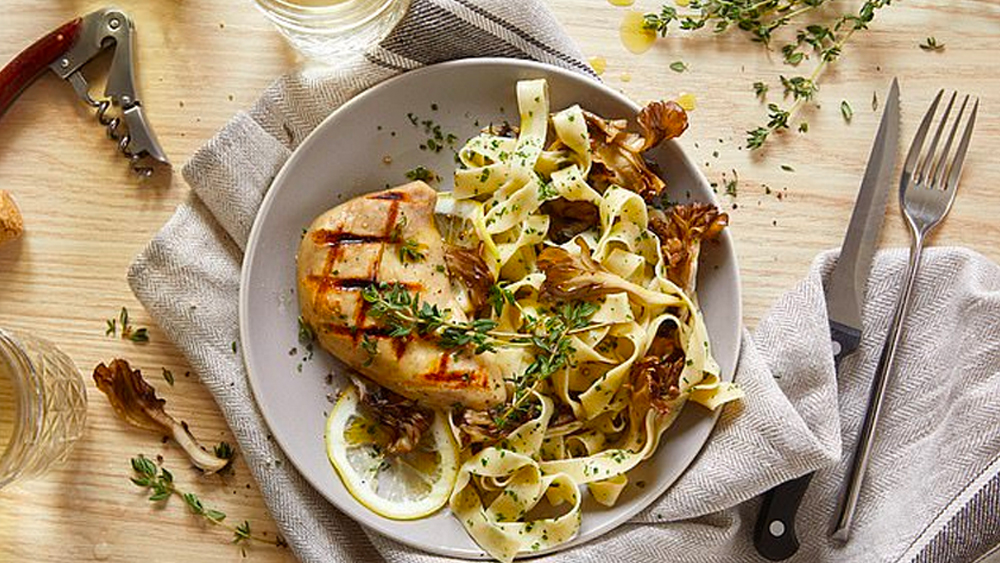 কৃত্রিম মাংস তৈরির ভাবনা আমেরিকার স্টার্ট আপ সংস্থা ‘ইট জাস্ট’-এর মস্তিষ্কপ্রসূত। মুরগির শরীর থেকে কোষ সংগ্রহ করে আপাতত কৃত্রিম মুরগির মাংসই তৈরি করেছে তারা। তাদের এই পদক্ষেপ নিয়ে প্রথমে সন্দেহ প্রকাশ করেছিলেন অনেকেই। কিন্তু পরীক্ষা করে দেখে সম্প্রতি সেই কৃত্রিম মাংসে ছাড়পত্র দিয়েছে সিঙ্গাপুরের খাদ্য নিয়ন্ত্রক সংস্থা।