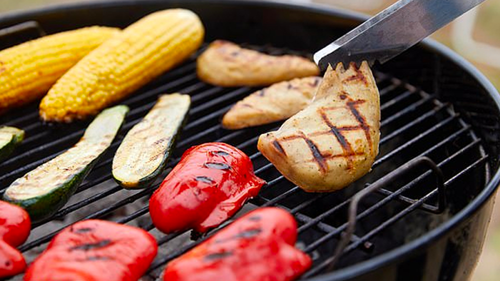 মাংসের জোগান বাড়াতে গিয়ে পরিবেশের ক্ষতি হয়ে যাচ্ছে বলে বহু দিন ধরেই সতর্ক করছেন বিশেষজ্ঞরা। তাঁদের দাবি, মাংসের চাহিদা মেটাতে আলাদা করে পশুপালনও হচ্ছে। তাদের বর্জ্য থেকে গ্রিনহাউস গ্যাস মিথেন আরও বাড়ছে। গাছ কেটে পশুচারণের ব্যবস্থা করতে গিয়ে জঙ্গল সাফ হয়ে যাচ্ছে।