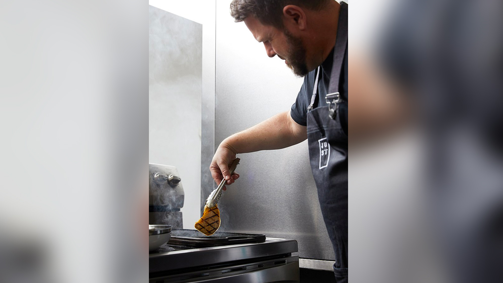 তাই তাদের তৈরি মাংস গোটা বিশ্বকে পথ দেখাবে বলে মনে করছে ‘ইট জাস্ট’। আপাতত কৃত্রিম উপায়ে শুধু মাত্র মুরগির মাংস তৈরি করলেও আগামী দিনে কৃত্রিম উপায়ে গোমাংস থেকে অন্য সব ধরনের মাংস তৈরির পরিকল্পনা রয়েছে তাদের।