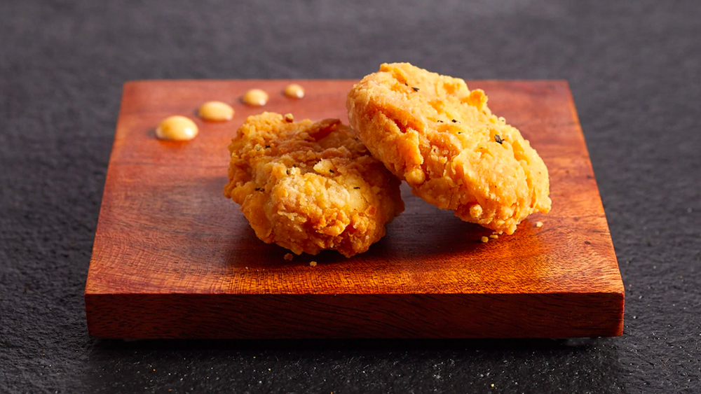 কৃত্রিম মাংস দিয়ে তৈরি নাগেটসের দাম ঠিক কত রাখা হচ্ছে, তা এখনও পর্যন্ত নির্দিষ্ট ভাবে জানা যায়নি। তবে বাজারে মুরগির মাংসের যা দাম, তার চেয়ে বেশি দাম হবে না বলেই জানা গিয়েছে। এমনকি আগামী কয়েক বছরে মুরগির মাংসের চেয়ে তার দাম আরও কম রাখা হতে পারে বলেও খবর মিলেছে।