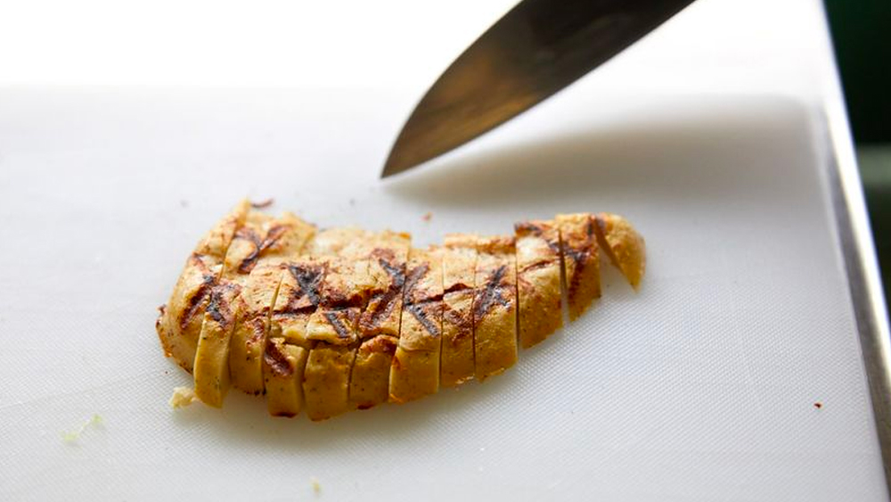 কৃত্রিম উপায়ে তৈরি মাংসে কোনওরকম বিপদের ইঙ্গিত মেলেনি। সব পরীক্ষা করে দেখেই অনুমোদন দেওয়া হয়েছে বলে জানিয়েছে সিঙ্গাপুরের নিয়ন্ত্রক সংস্থা ‘সিঙ্গাপুর ফুট এজেন্সি’।