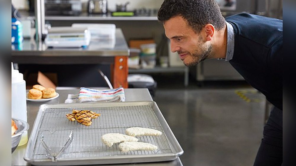 তবে এই প্রথম নয়, ‘সাস্টেনেবল ফুড’ তৈরিতে গত কয়েক বছরে উল্লেখযোগ্য ভূমিকা পালন করেছে সিঙ্গাপুর। বিশেষ করে এশীয় নাগরিকদের কথা মাথায় রেখে গবেষণাগারে তৈরি নানা ধরনের সামুদ্রিক প্রাণীর দেহাংশ, শূকরের মাংসের পরিবর্তে নানা ধরনের ক্রান্তীয় ফল থেকে তৈরি ডাম্পলিং তৈরি করে নজর কেড়েছে তারা।